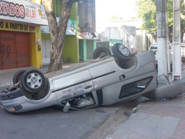 Carro de funerária se envolve em acidente e capota em Maceió-AL