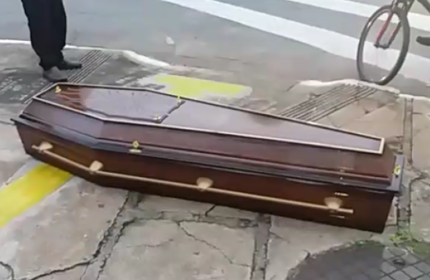 Urna caida do carro funerario